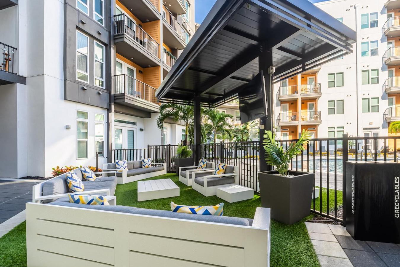Tropical Field 1 Bed In Downtown With Free Parking Daire St. Petersburg Dış mekan fotoğraf