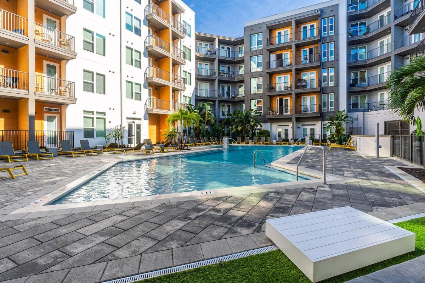 Tropical Field 1 Bed In Downtown With Free Parking Daire St. Petersburg Dış mekan fotoğraf