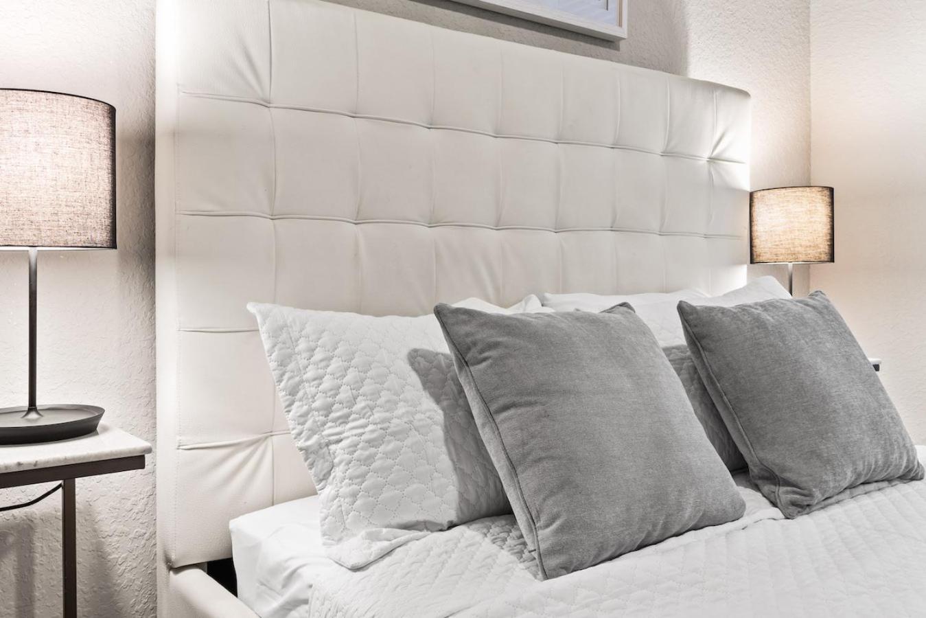 Tropical Field 1 Bed In Downtown With Free Parking Daire St. Petersburg Dış mekan fotoğraf